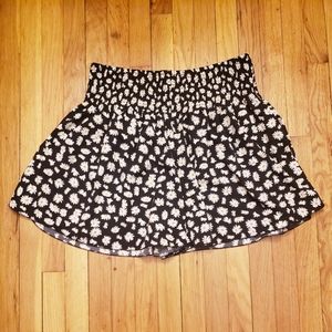 NWOT - Shein daisy print shorts